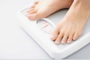 maintain-healthy-weight-300x200 Feet standing on weighing scale